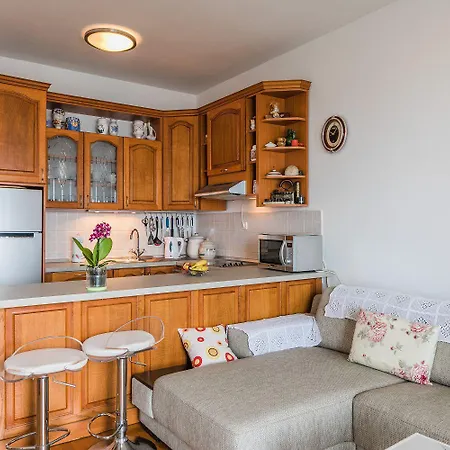 Apartment Charmantes 100 Meter Zum Sandstrand Mit Meerblick, Garagenstellplatz, Waschmaschine Crikvenica